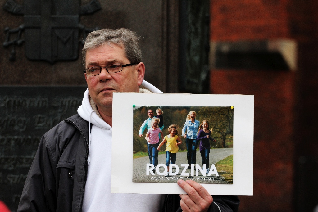 Biały protest pod pomnikiem Jana Pawła II w Legnicy