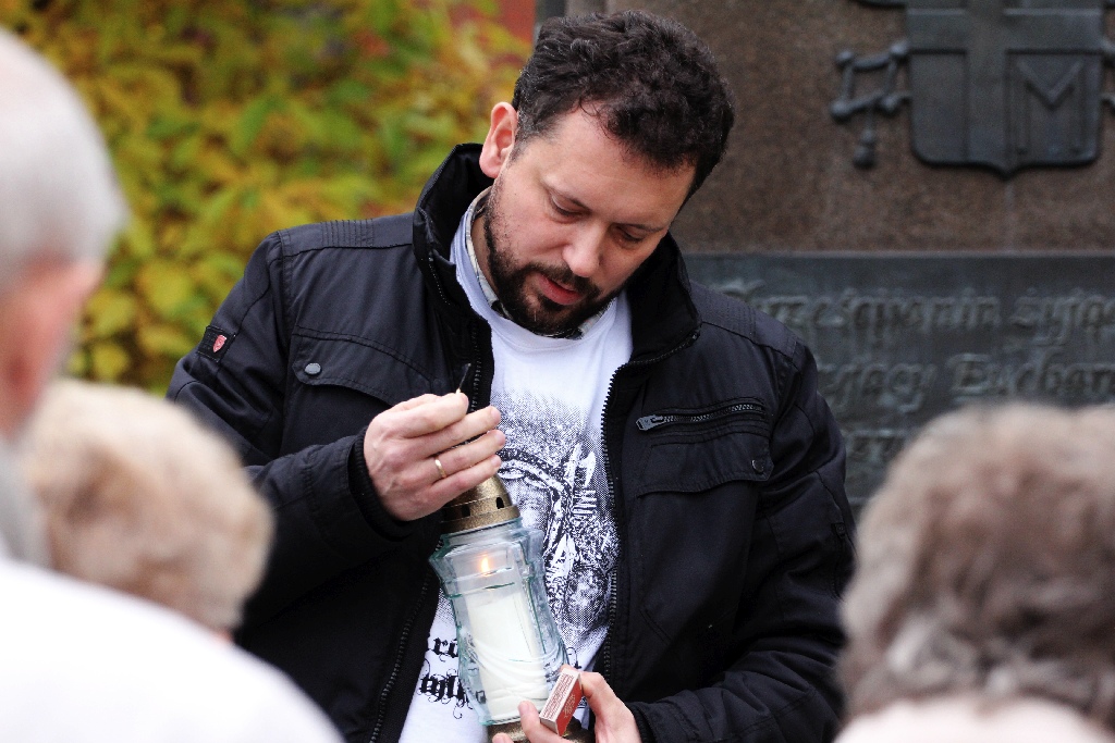 Biały protest pod pomnikiem Jana Pawła II w Legnicy