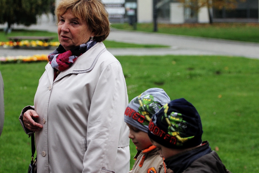 Biały protest pod pomnikiem Jana Pawła II w Legnicy