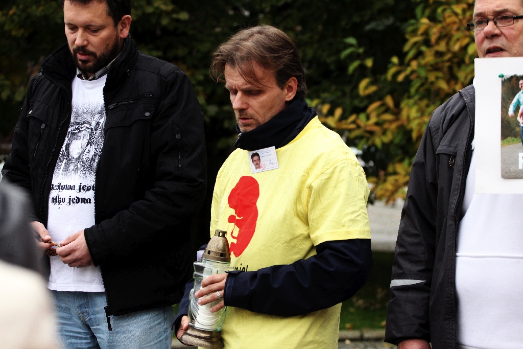 Biały protest pod pomnikiem Jana Pawła II w Legnicy