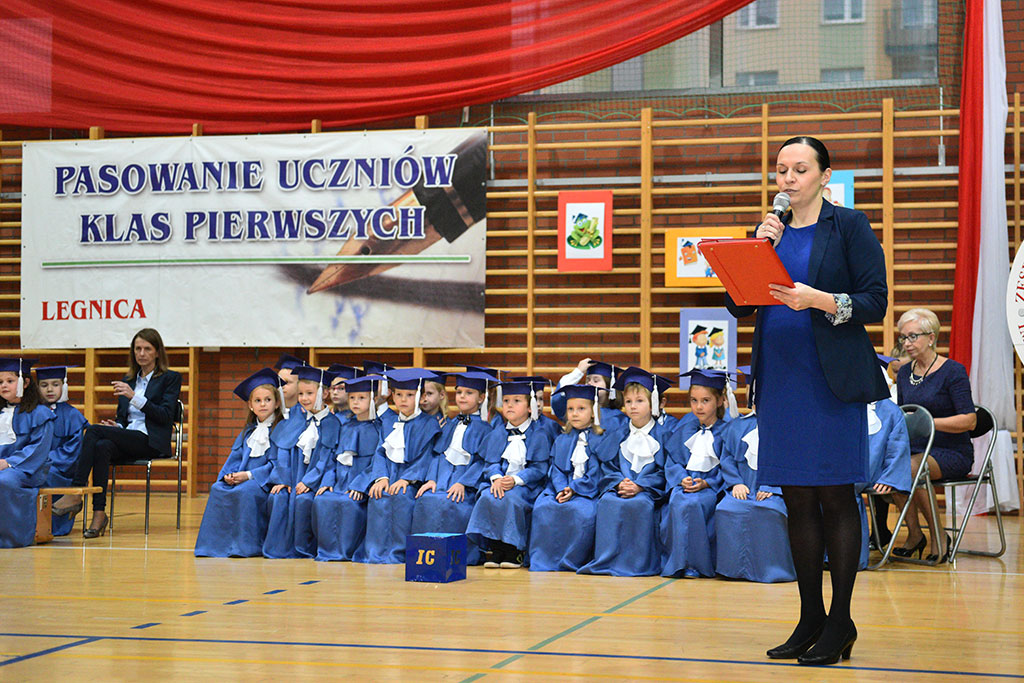 W „dwudziestce” odbyło się pasowanie na pierwszoklasistę