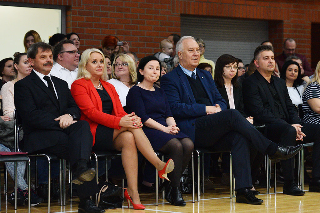 W „dwudziestce” odbyło się pasowanie na pierwszoklasistę