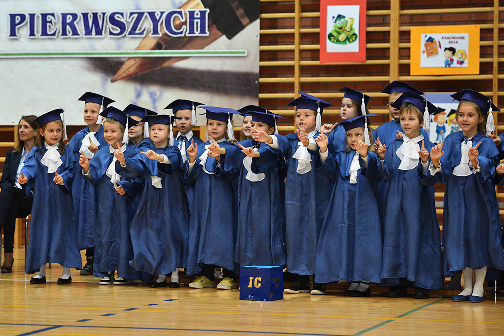 W „dwudziestce” odbyło się pasowanie na pierwszoklasistę