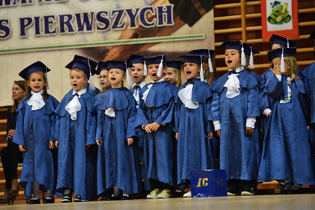 W „dwudziestce” odbyło się pasowanie na pierwszoklasistę