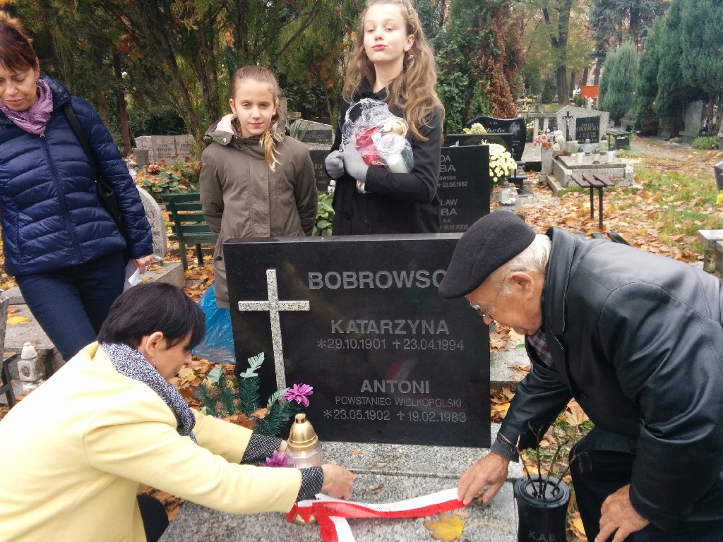 Zapalili znicze na grobach powstańców wielkopolskich