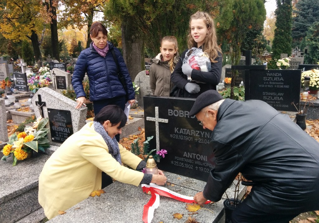 Zapalili znicze na grobach powstańców wielkopolskich