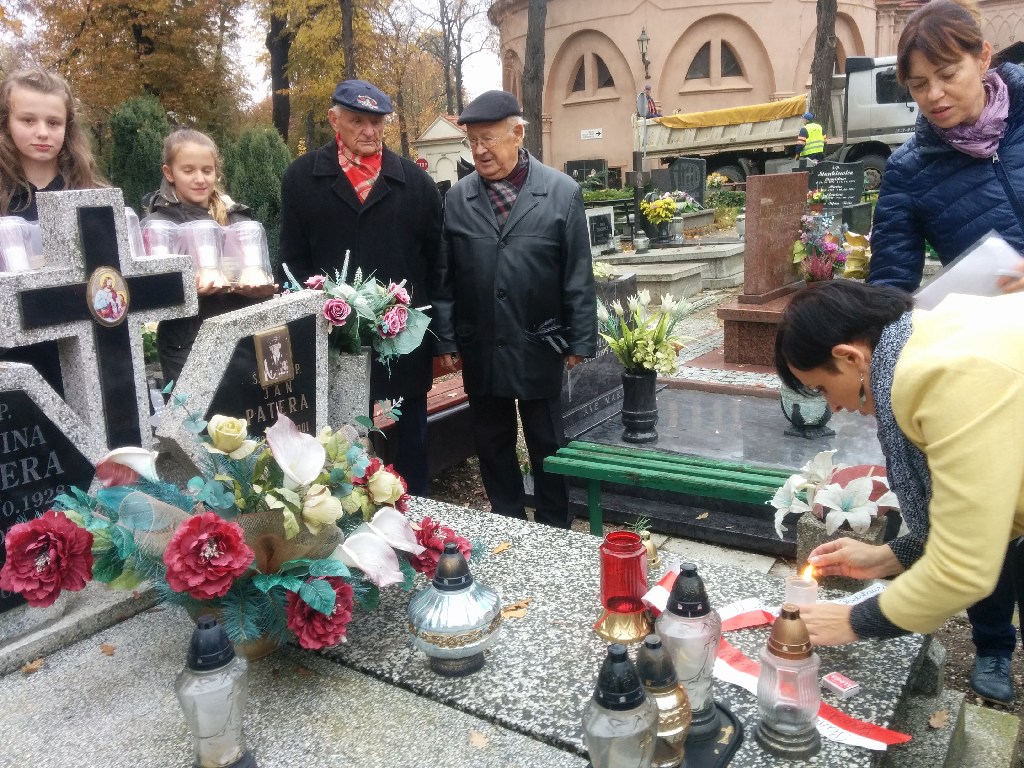 Zapalili znicze na grobach powstańców wielkopolskich
