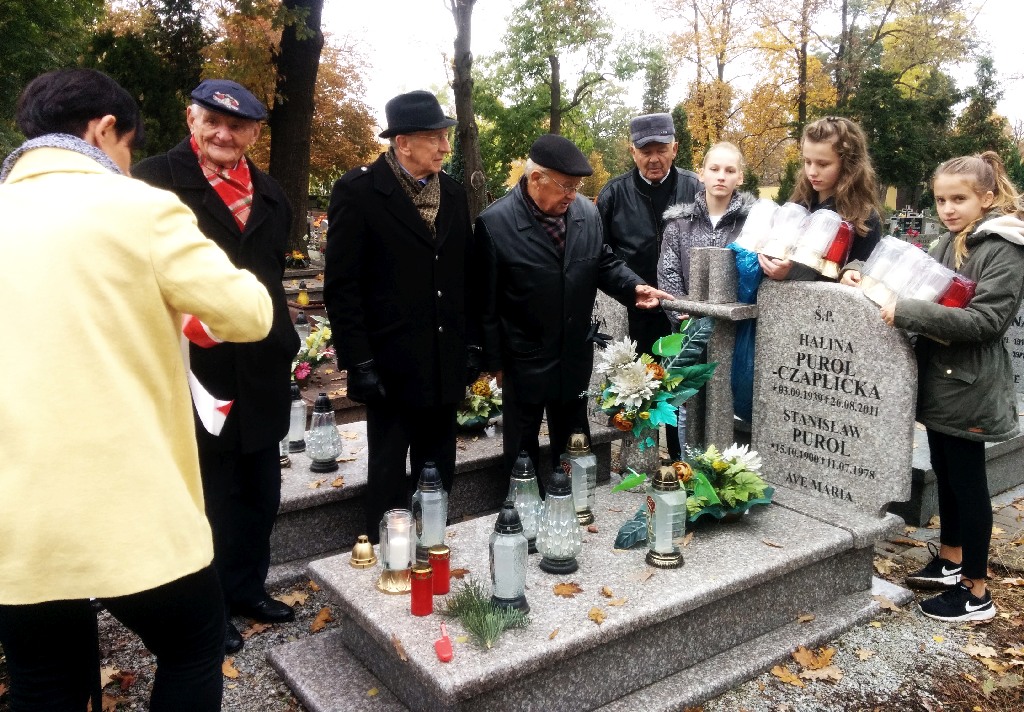 Zapalili znicze na grobach powstańców wielkopolskich