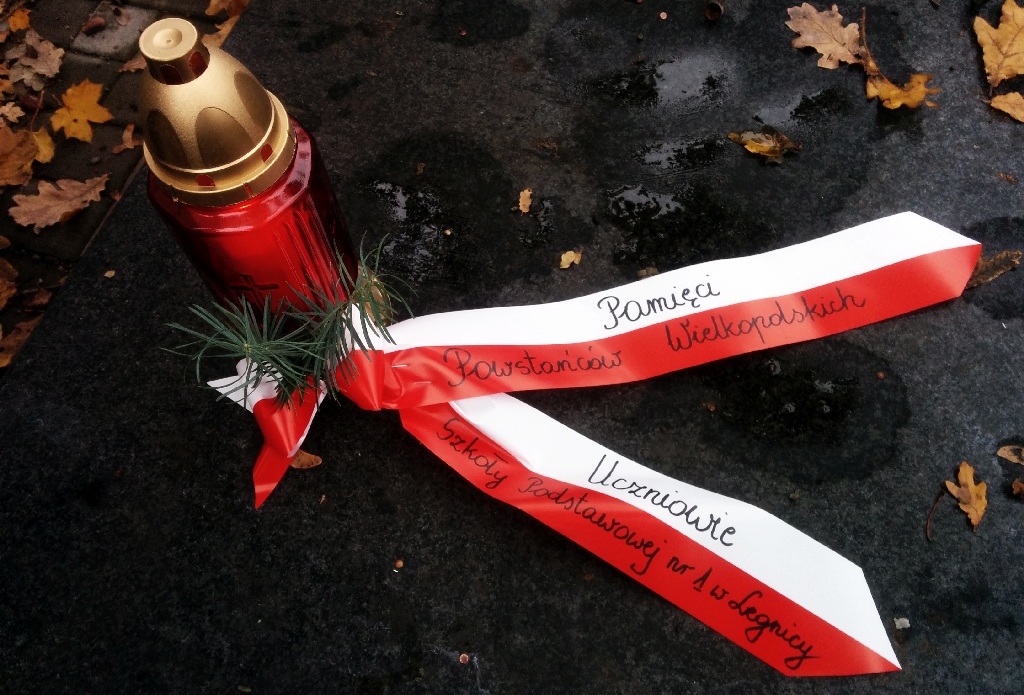 Zapalili znicze na grobach powstańców wielkopolskich