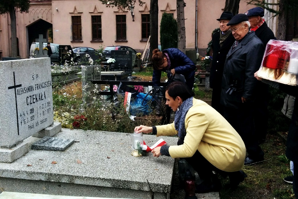 Zapalili znicze na grobach powstańców wielkopolskich