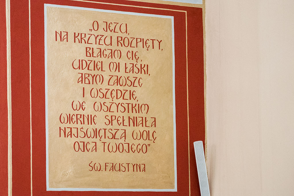 W kościele MBKP zakończono malowanie Drogi Krzyżowej
