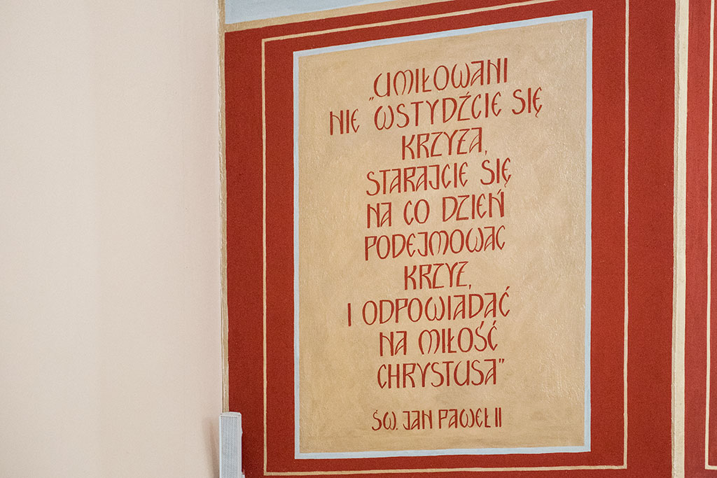 W kościele MBKP zakończono malowanie Drogi Krzyżowej