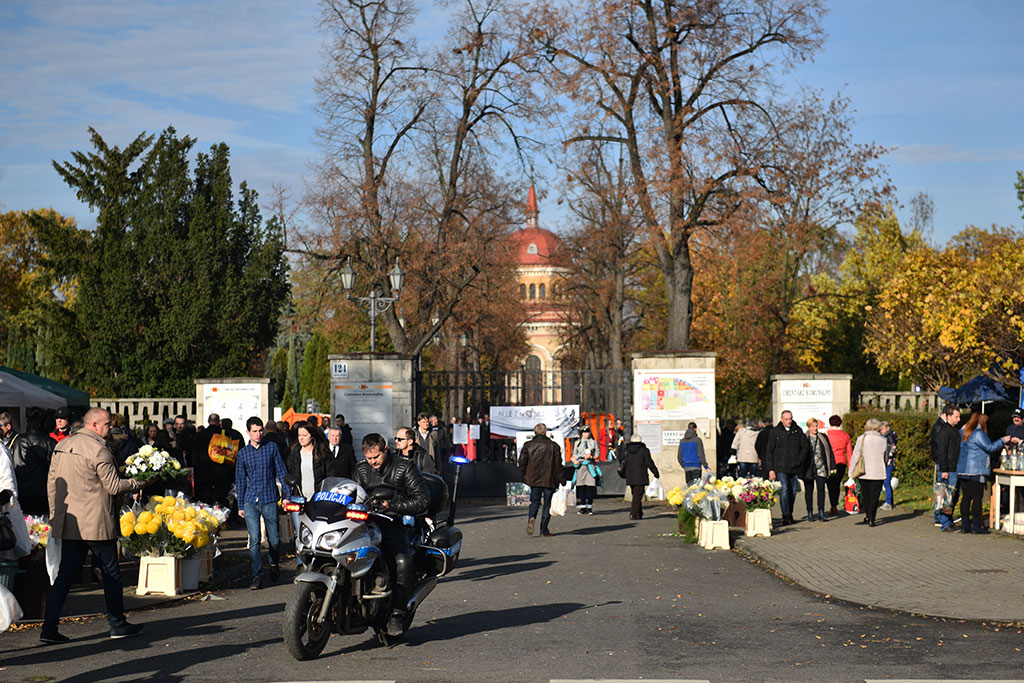 Dziś 1 listopada. Wszyscy odwiedzamy groby najbliższych