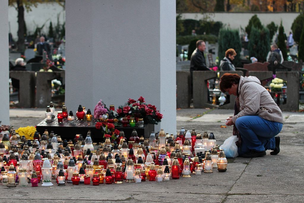 Procesja wiernych  przeszła przez legnicki cmentarz