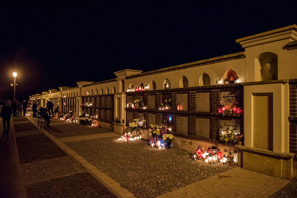 Cmentarz wieczorową porą skrzy się tysiącami świateł