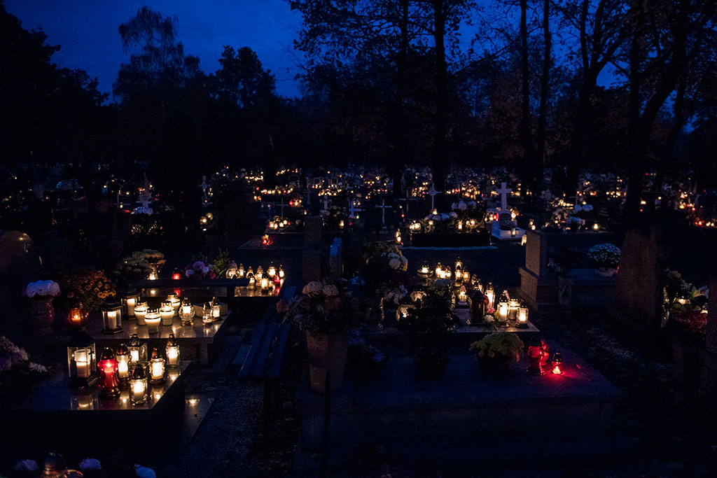 Cmentarz wieczorową porą skrzy się tysiącami świateł