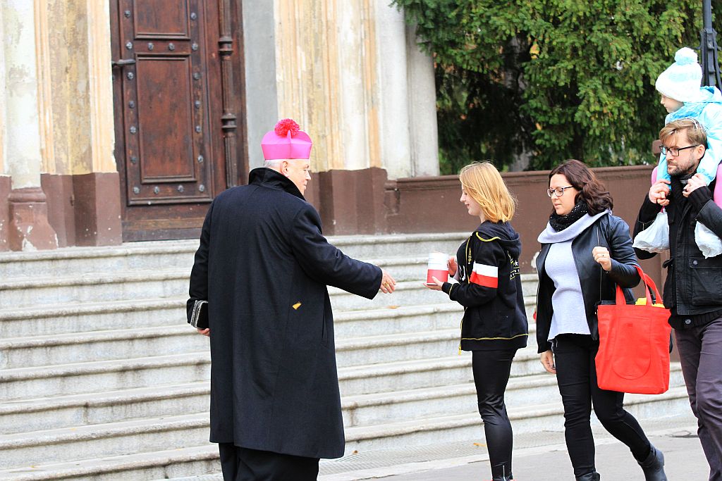 Procesja wiernych  przeszła przez legnicki cmentarz