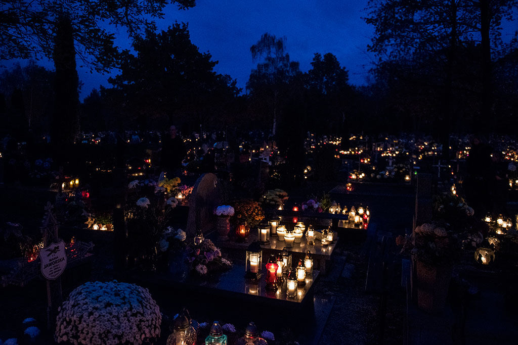 Cmentarz wieczorową porą skrzy się tysiącami świateł