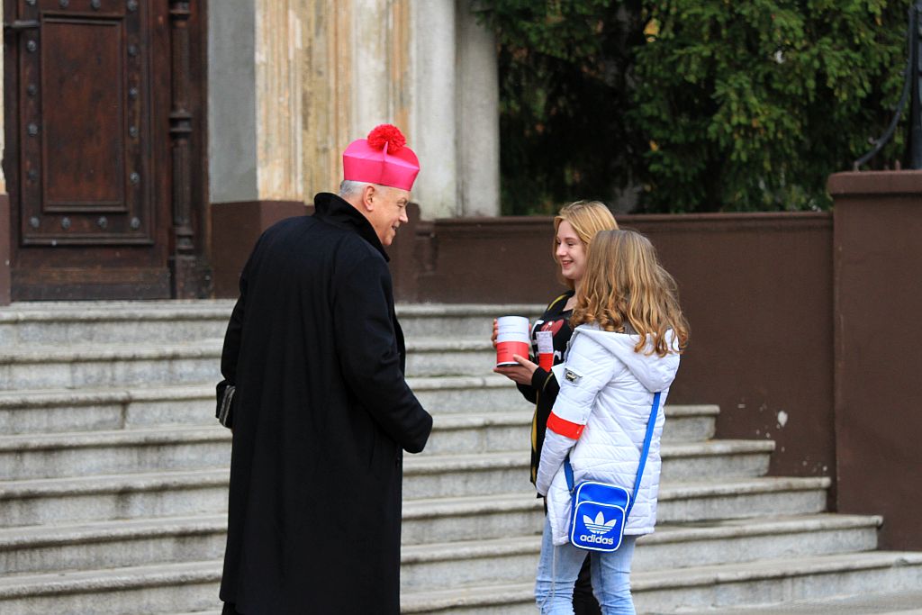 Procesja wiernych  przeszła przez legnicki cmentarz