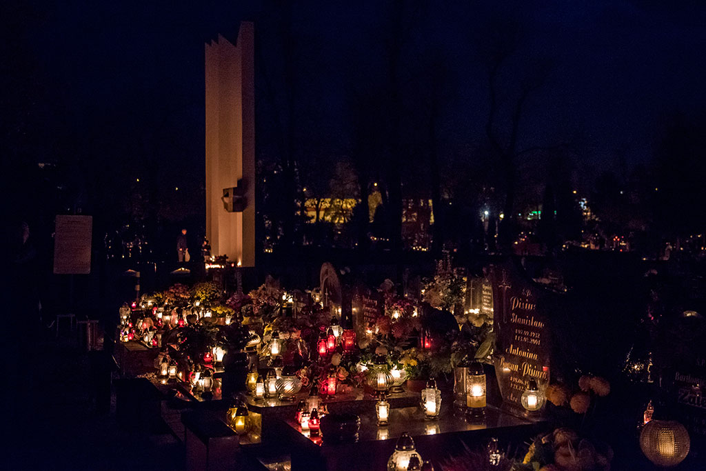 Cmentarz wieczorową porą skrzy się tysiącami świateł