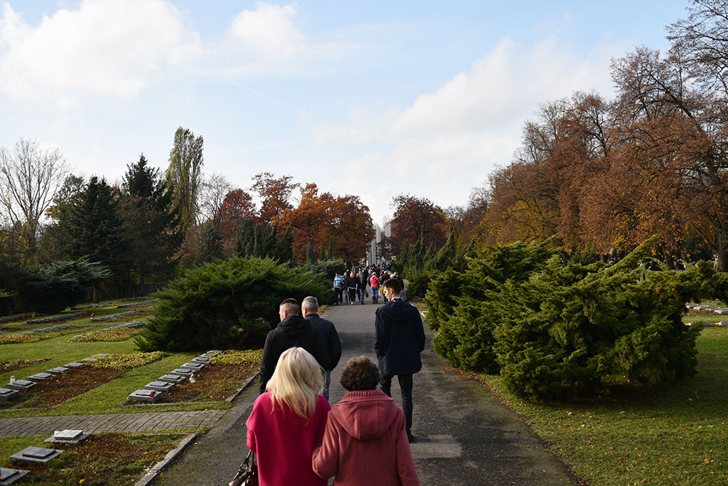 Dziś 1 listopada. Wszyscy odwiedzamy groby najbliższych