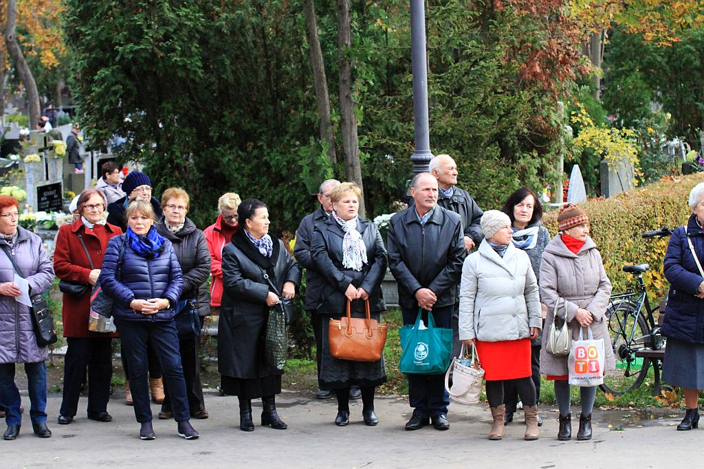 Procesja wiernych  przeszła przez legnicki cmentarz