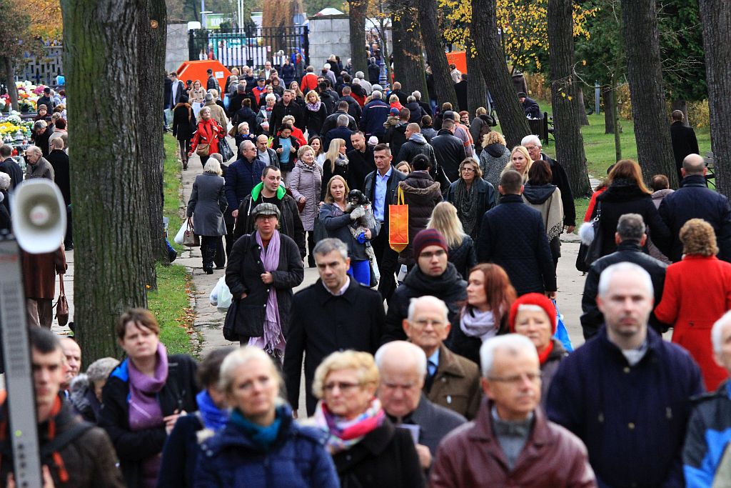 Procesja wiernych  przeszła przez legnicki cmentarz