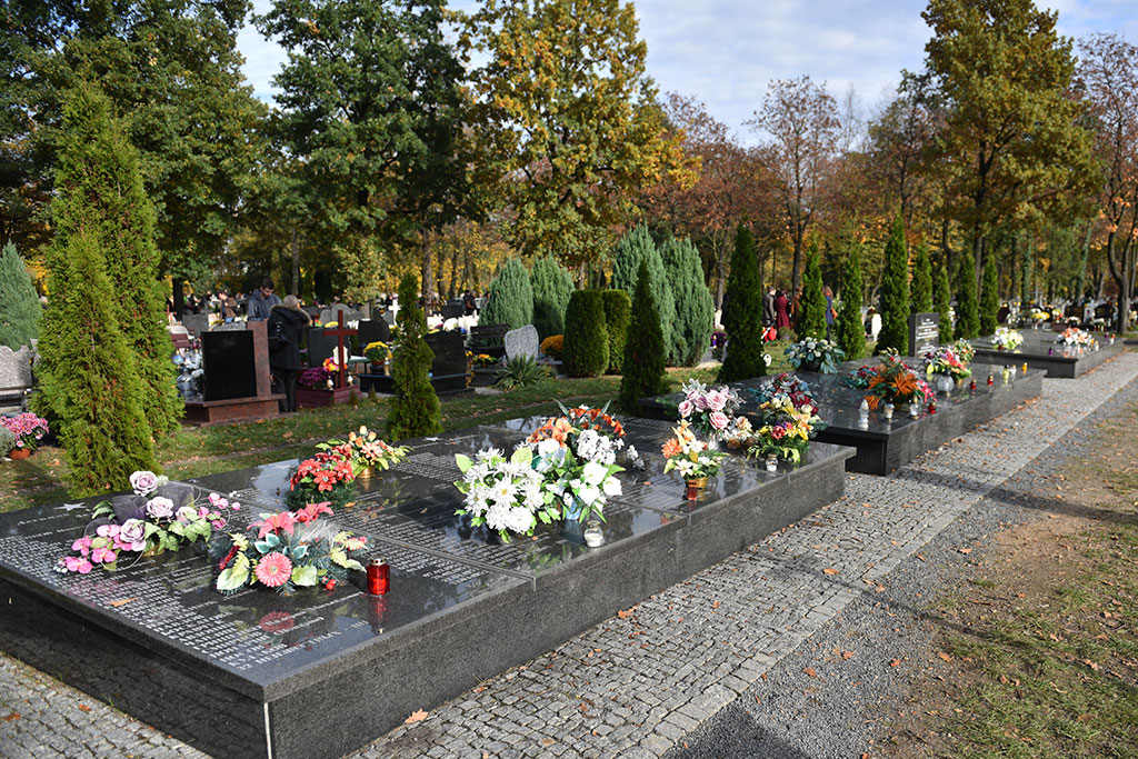Dziś 1 listopada. Wszyscy odwiedzamy groby najbliższych