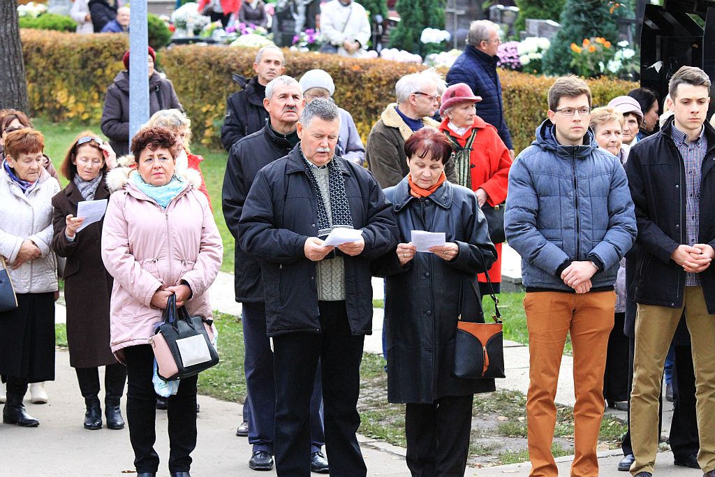 Procesja wiernych  przeszła przez legnicki cmentarz