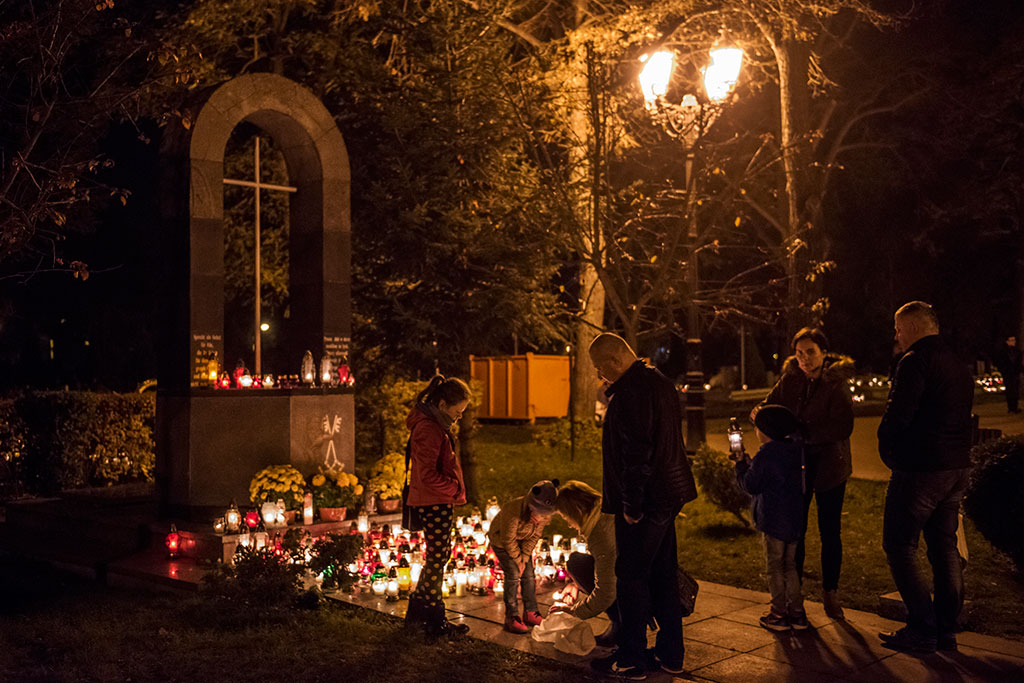 Cmentarz wieczorową porą skrzy się tysiącami świateł