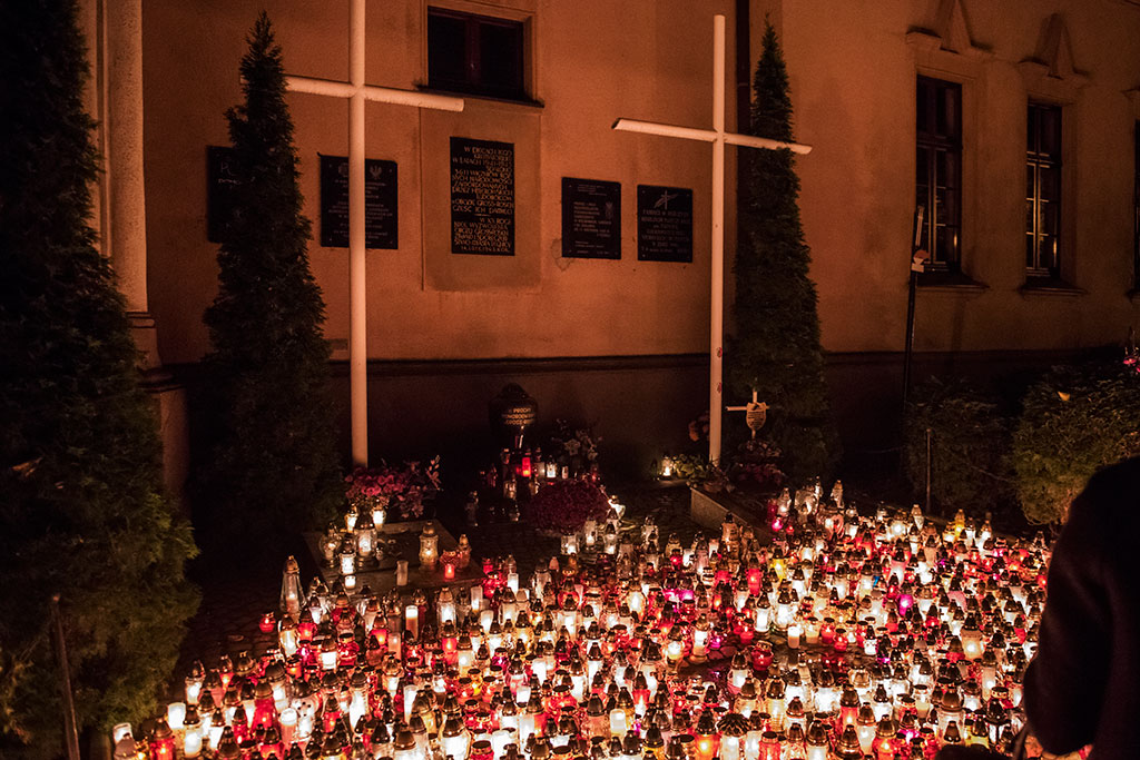 Cmentarz wieczorową porą skrzy się tysiącami świateł