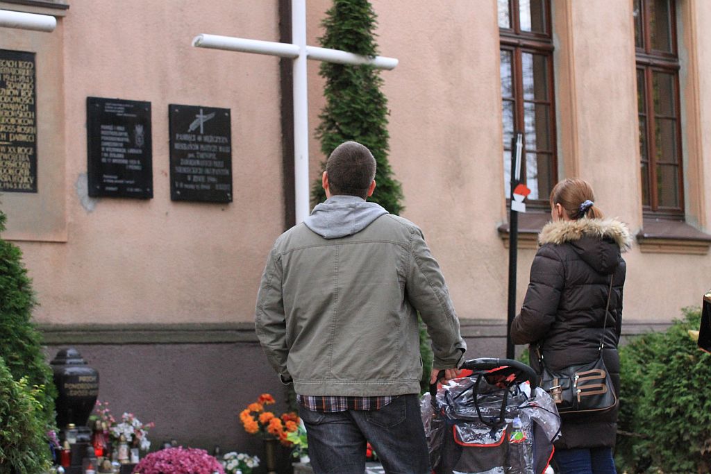 Procesja wiernych  przeszła przez legnicki cmentarz