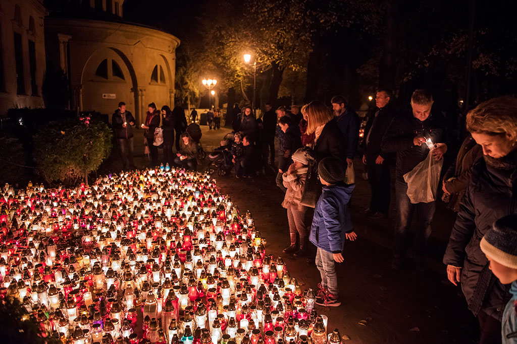 Cmentarz wieczorową porą skrzy się tysiącami świateł