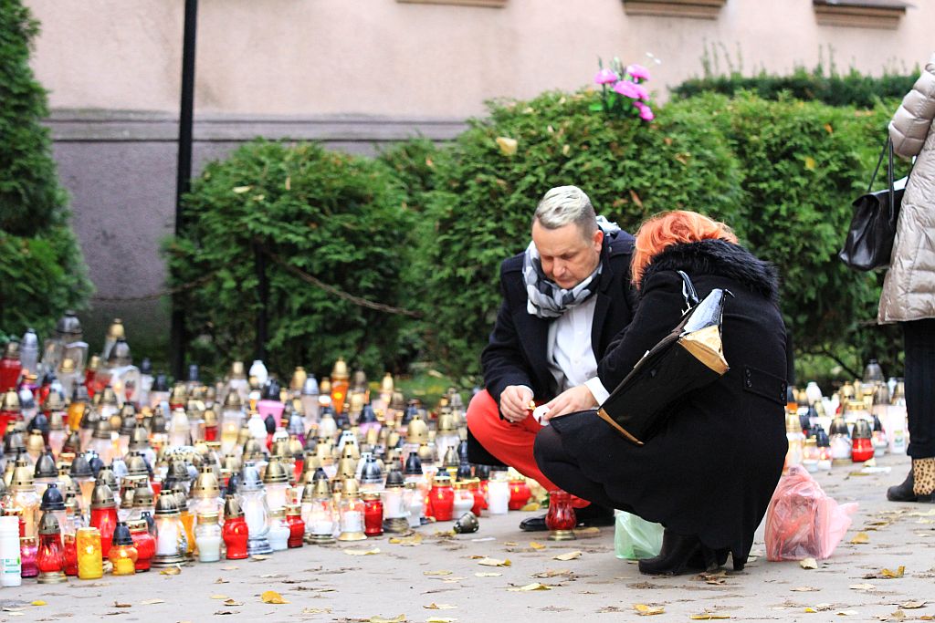 Procesja wiernych  przeszła przez legnicki cmentarz