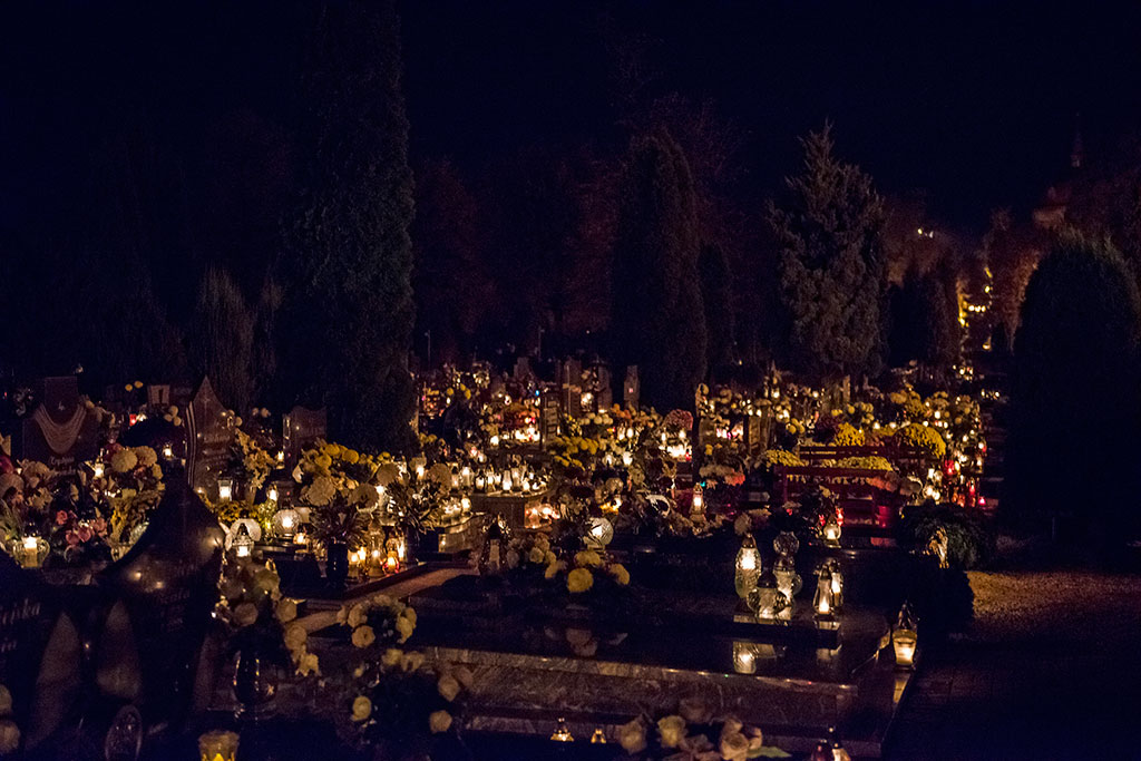 Cmentarz wieczorową porą skrzy się tysiącami świateł
