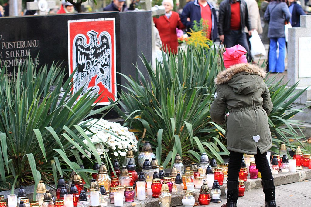 Procesja wiernych  przeszła przez legnicki cmentarz