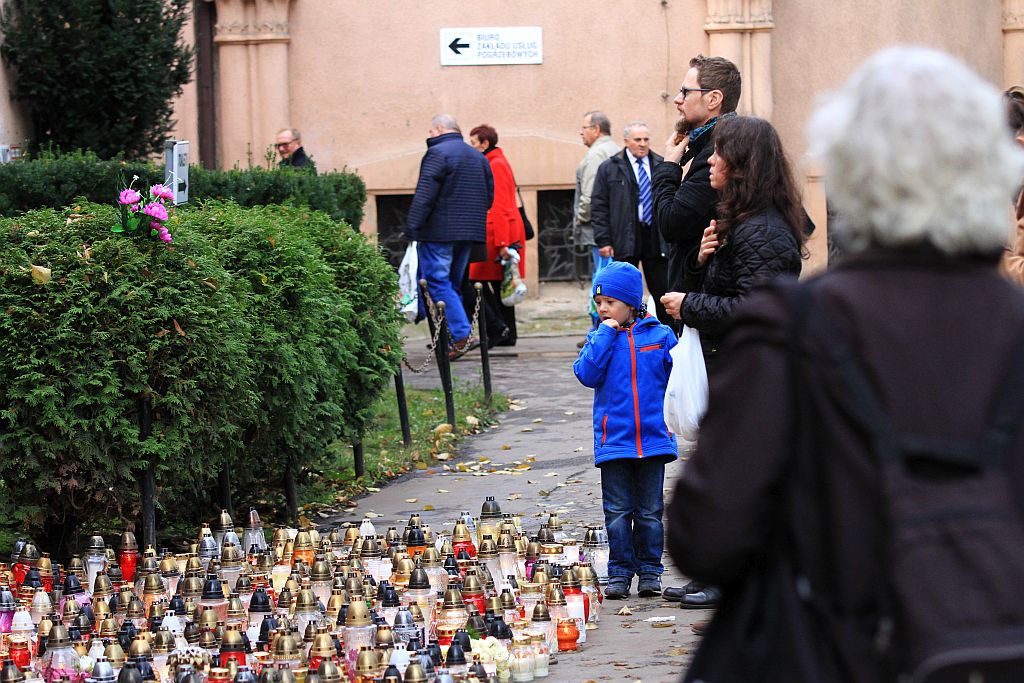 Procesja wiernych  przeszła przez legnicki cmentarz