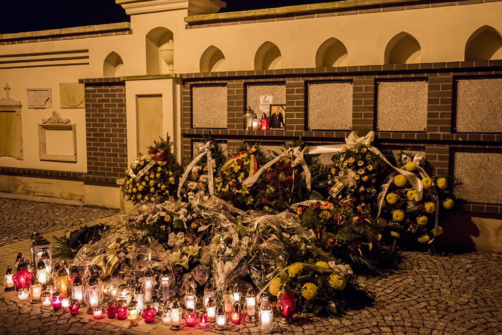 Cmentarz wieczorową porą skrzy się tysiącami świateł