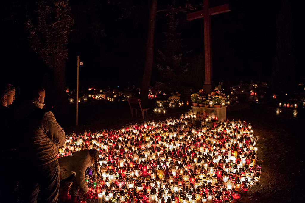 Cmentarz wieczorową porą skrzy się tysiącami świateł