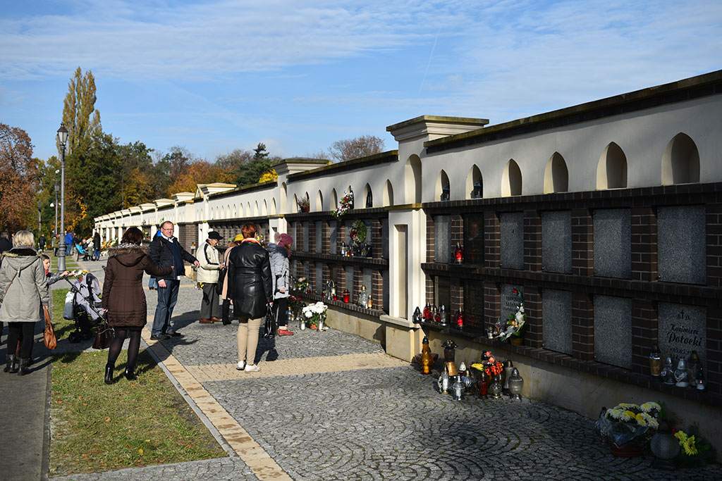 Dziś 1 listopada. Wszyscy odwiedzamy groby najbliższych