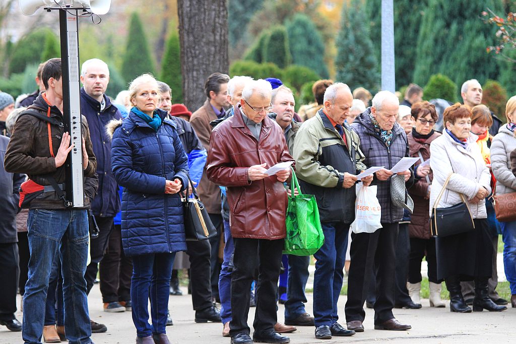 Procesja wiernych  przeszła przez legnicki cmentarz