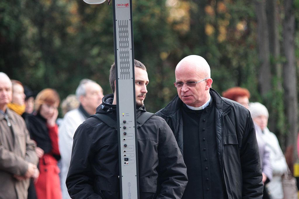 Procesja wiernych  przeszła przez legnicki cmentarz
