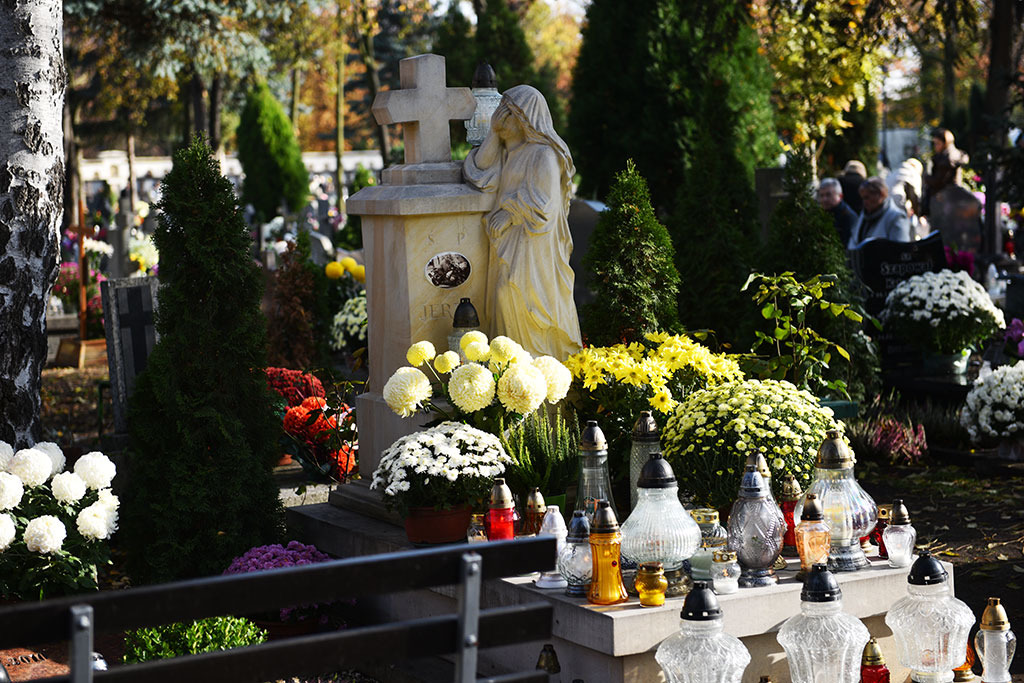Dziś 1 listopada. Wszyscy odwiedzamy groby najbliższych