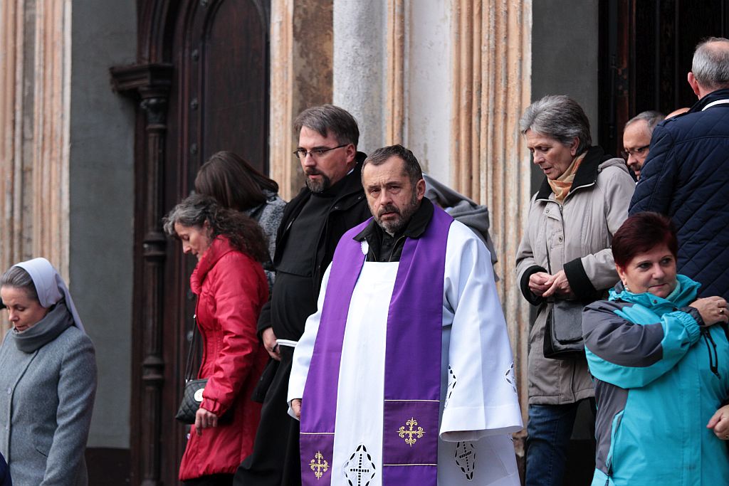 Procesja wiernych  przeszła przez legnicki cmentarz