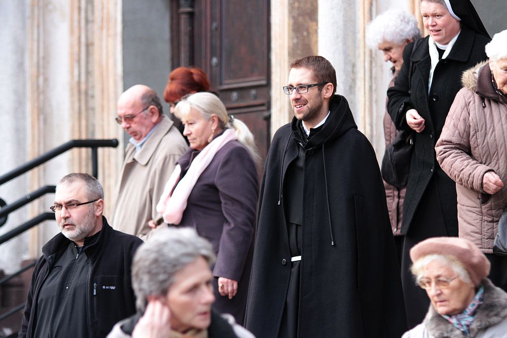Procesja wiernych  przeszła przez legnicki cmentarz