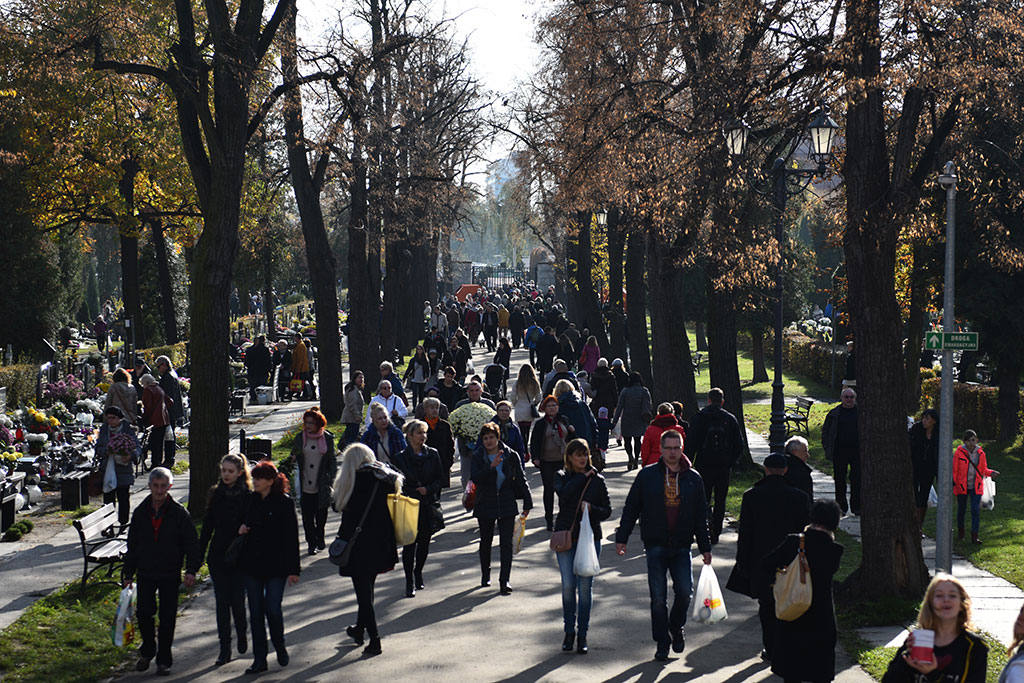 Dziś 1 listopada. Wszyscy odwiedzamy groby najbliższych