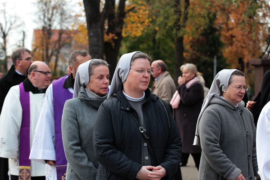 Procesja wiernych  przeszła przez legnicki cmentarz