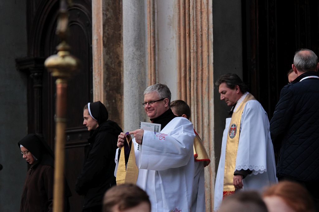 Procesja wiernych  przeszła przez legnicki cmentarz