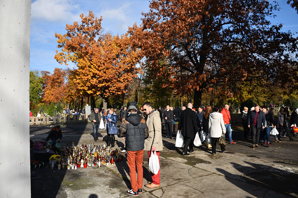 Dziś 1 listopada. Wszyscy odwiedzamy groby najbliższych