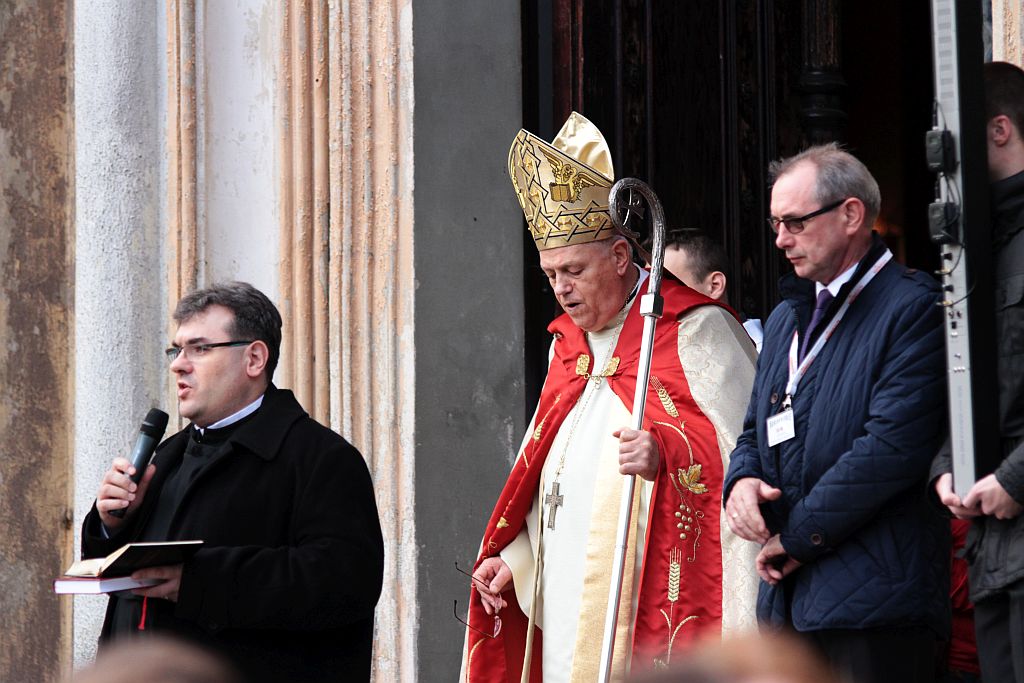 Procesja wiernych  przeszła przez legnicki cmentarz